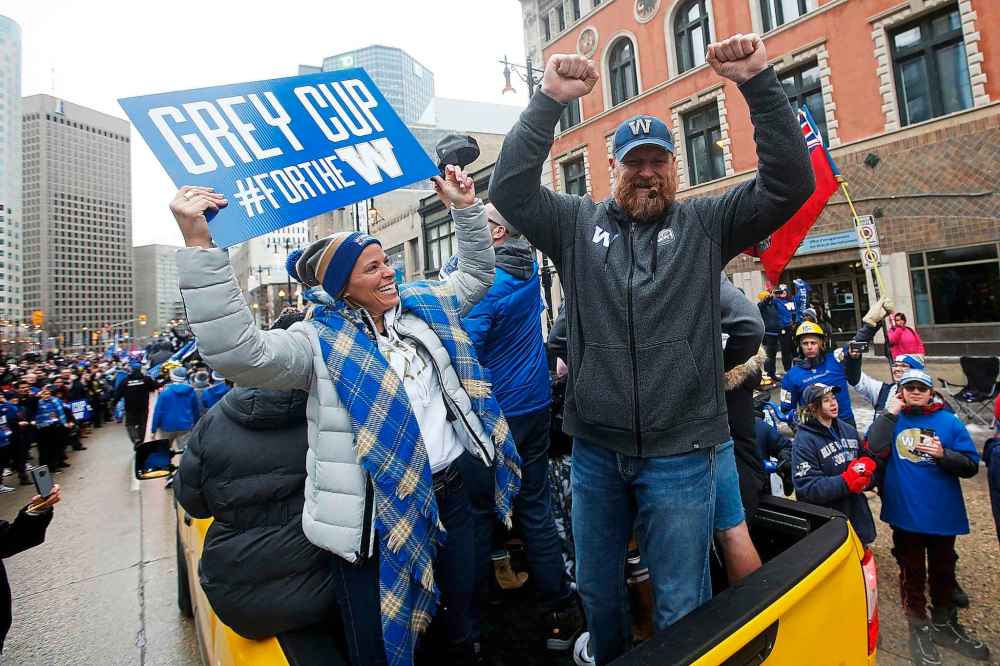CP
Fans celebrate with Bombers players and staff. (John Woods / The Canadian Press)