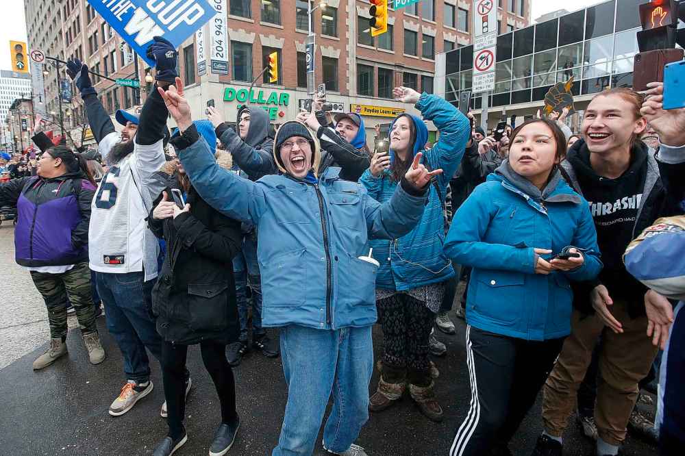 Fans celebrate with the Blue Bombers. (John Woods / The Canadian Press)