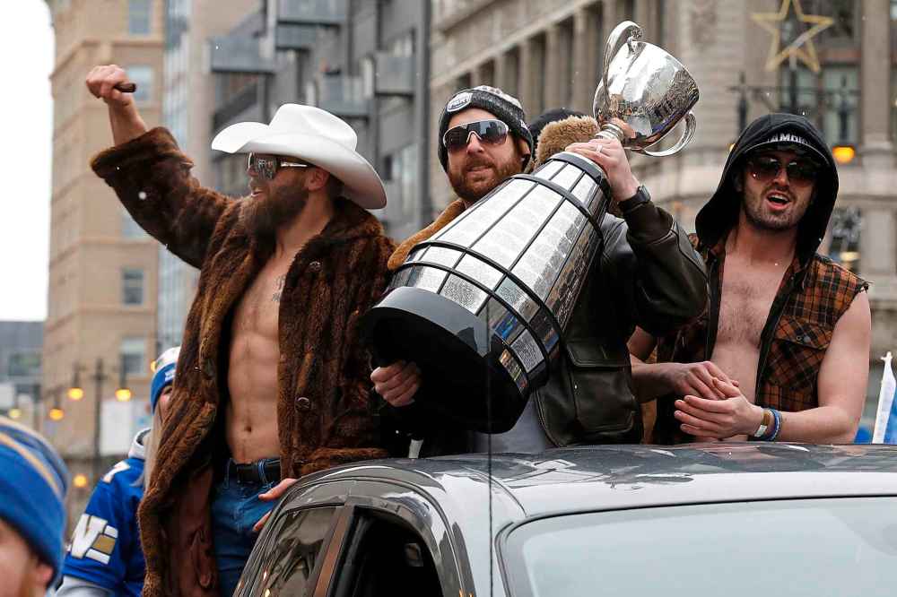 CP
Quarterback Matt Nichols, centre, raises the cup.(John Woods / The Canadian Press)