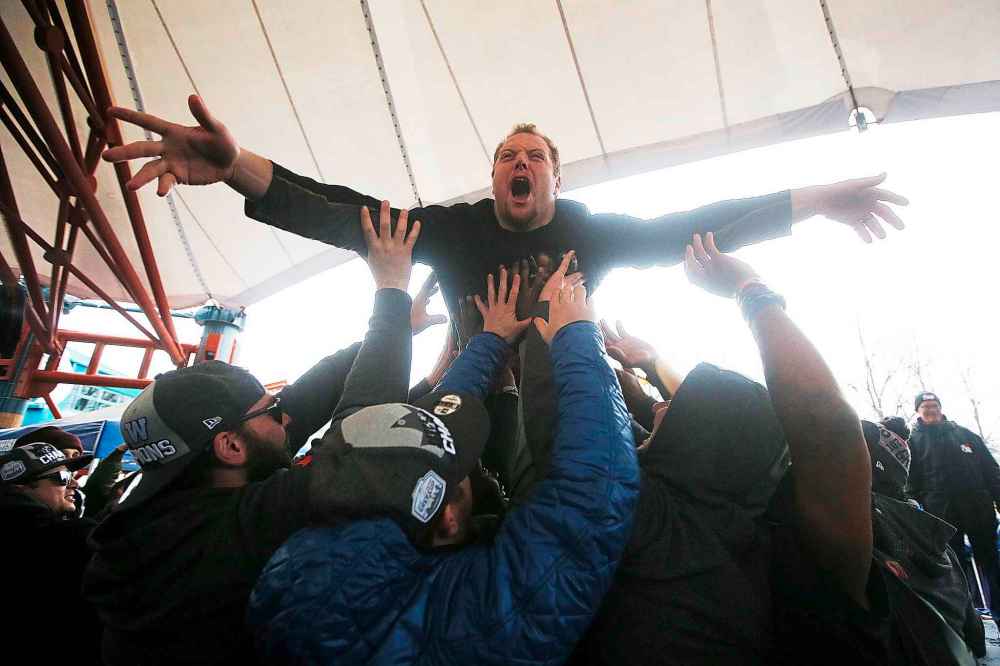 CP
Players celebrate with Winnipeggers. (John Woods / The Canadian Press)