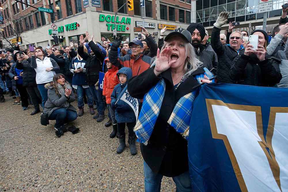 CP
Fans celebrate with Bombers players. (John Woods / The Canadian Press)