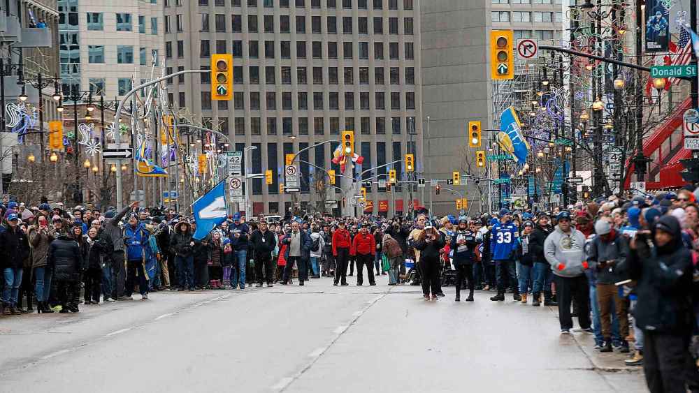 CP
Fans celebrate with Bombers players. (John Woods / The Canadian Press)