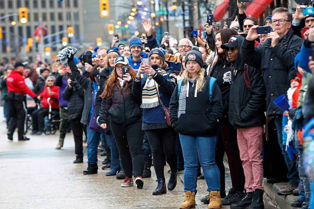 CP
Winnipeggers crowd the downtown streets. (John Woods / The Canadian Press)