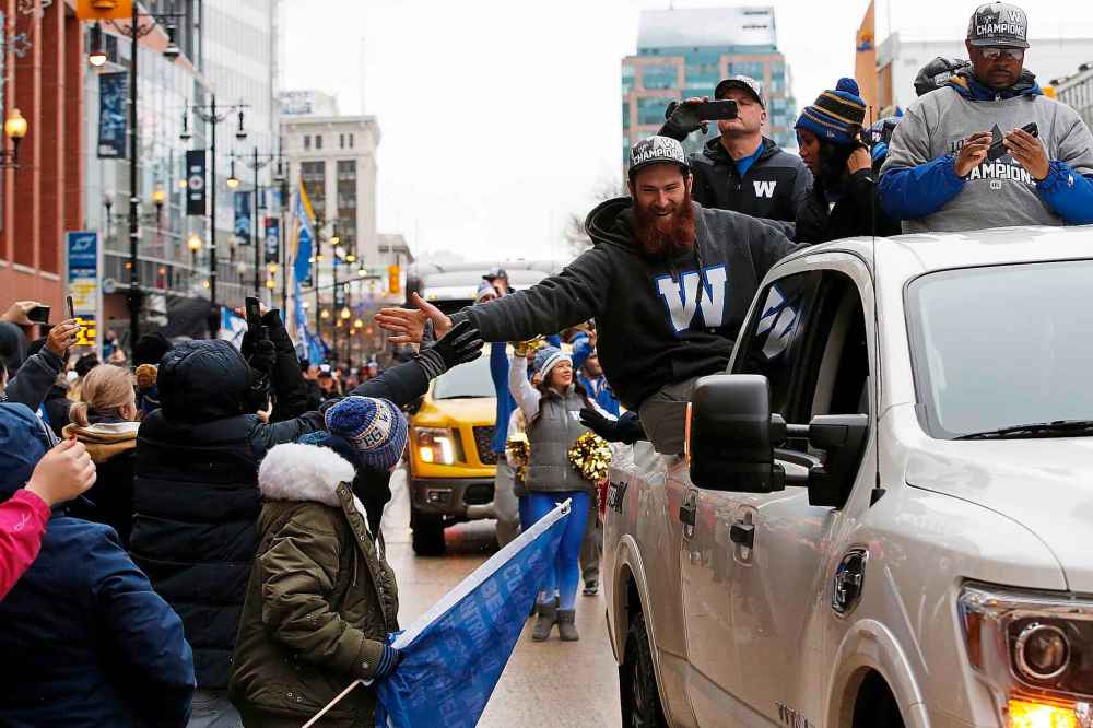 CP
Fans celebrate with Bombers players. (John Woods / The Canadian Press)