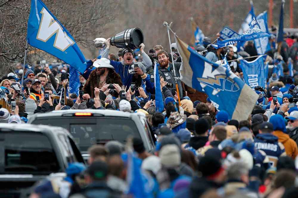 CP
Fans celebrate with Bombers players. (John Woods / The Canadian Press)