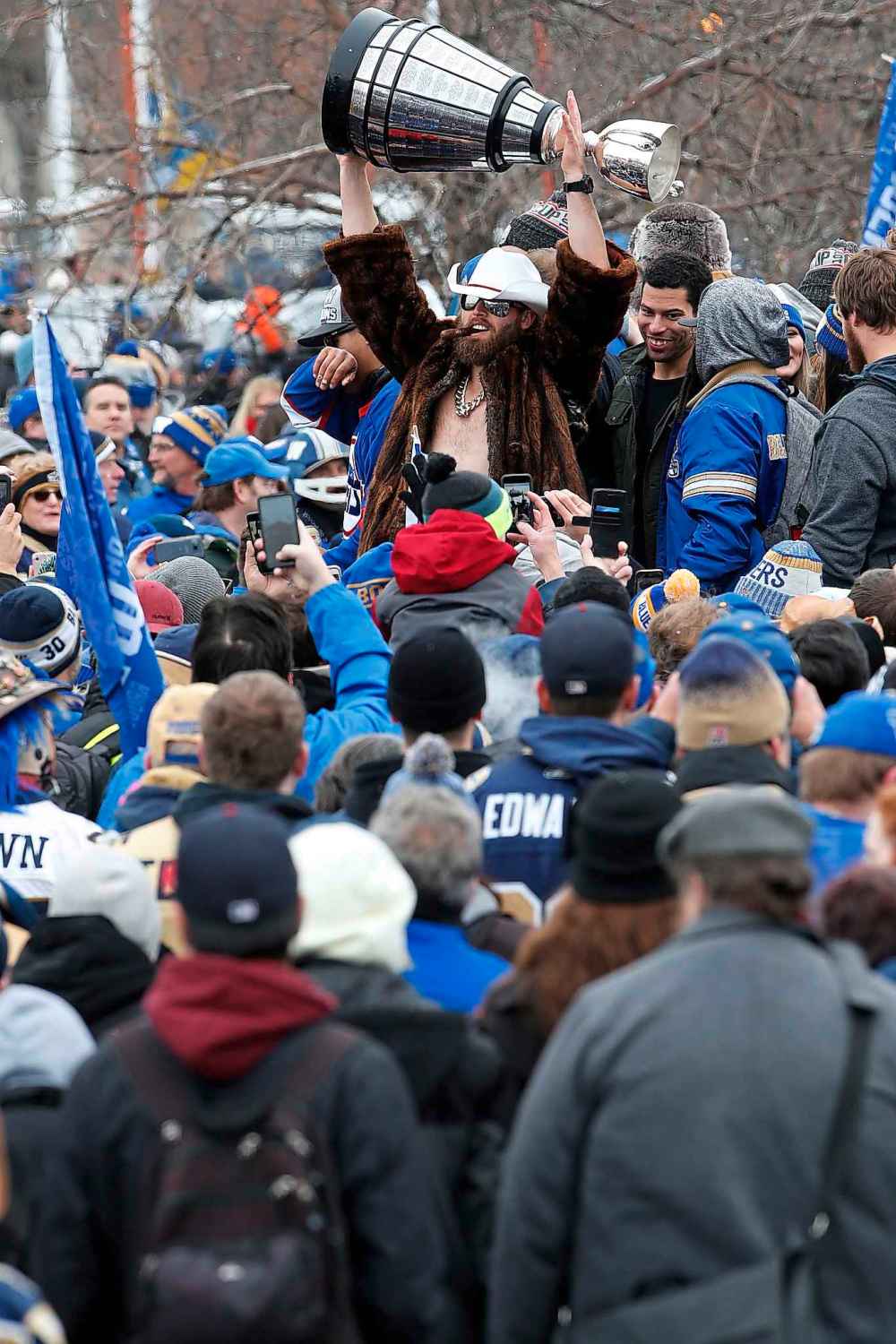 CP
Fans celebrate with Bombers players. (John Woods / The Canadian Press)