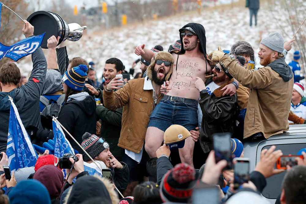 CP
Fans celebrate with Bombers players. (John Woods / The Canadian Press)