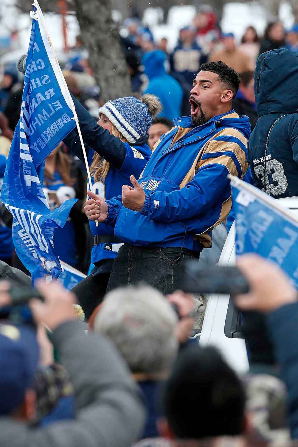 CP
Fans celebrate with Bombers players. (John Woods / The Canadian Press)
