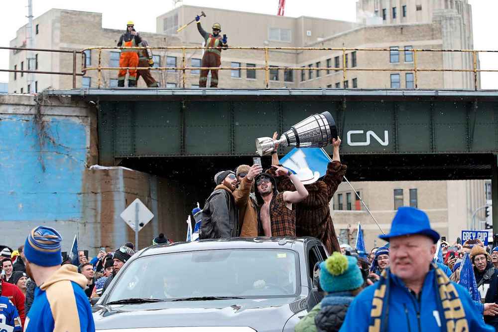 CP
Winnipeggers are crowding the downtown streets. (John Woods / The Canadian Press)
