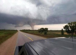 Photo of the tornado near Alonsa. (Jennifer Beaulieu photo / Winnipeg Free Press)