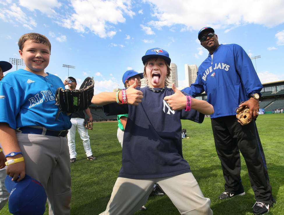 Luc Laurin (centre), 10, from the Charleswood Twins shows his excitement being next to Former Toronto Blue Jays and World Series winning outfielder Jesse Barfield at Shaw park during the Blue Jays Honda Super Camp.
Thursday, August 23, 2012
(JOE BRYKSA / WINNIPEG FREE PRESS)