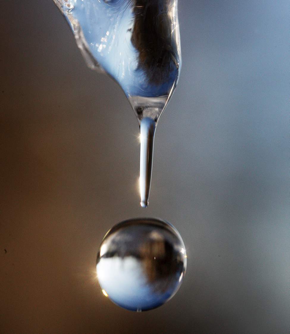 Water droplets fall from icicles dangling from a home in the West End in Winnipeg.
Wednesday, November 14, 2012
(JOE BRYKSA / WINNIPEG FREE PRESS)