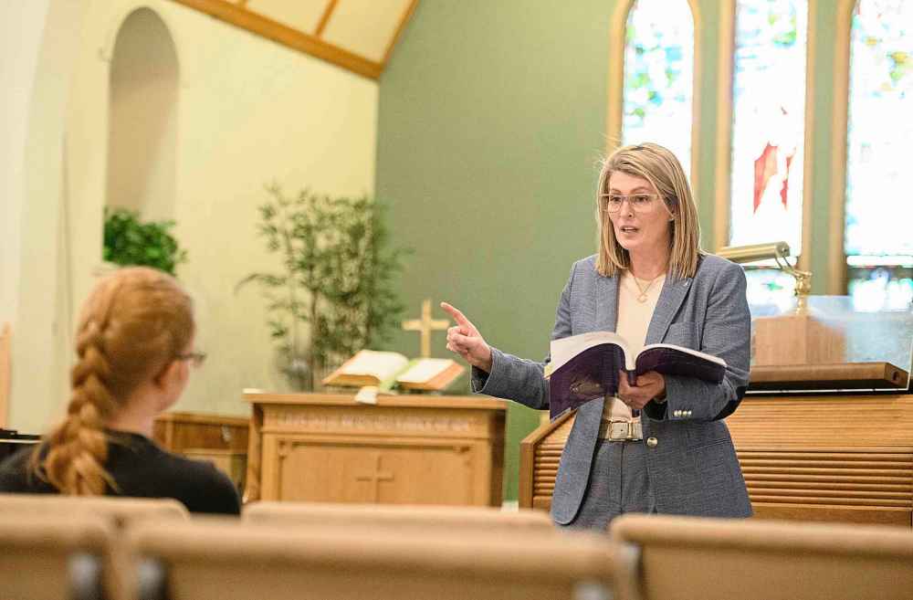 Mike Sudoma / Winnipeg Free Press
Judicator, Naomi Forman, critiquing the students’ vocal performances Thursday afternoon at Churchill Park Church as part of the Winnipeg Music Festival.