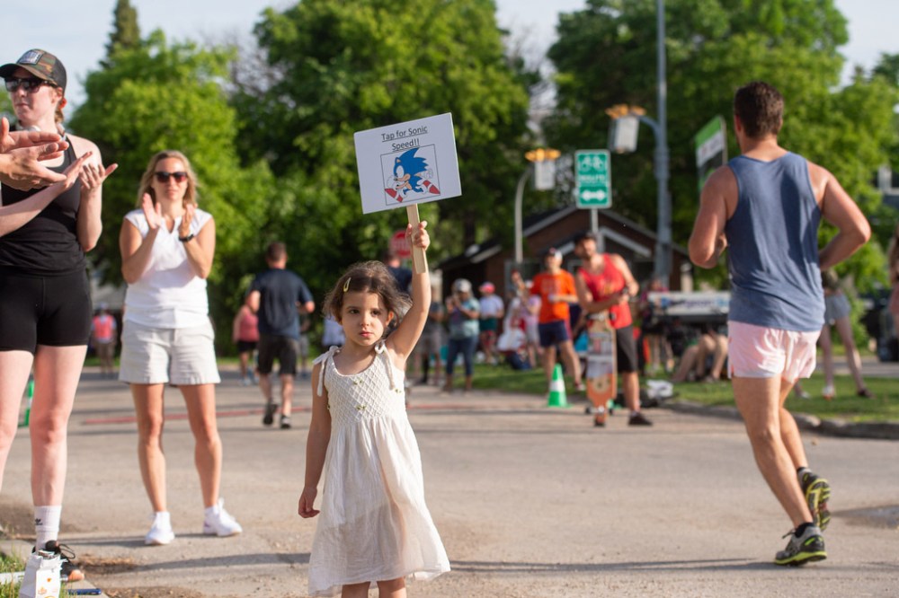 MIKE SUDOMA / WINNIPEG FREE PRESS
Sophie Beauchamp cheers on participants in Sunday morning’s Manitoba Marathon with a hand made sign as they make their way past the Bridge Drive-In.
