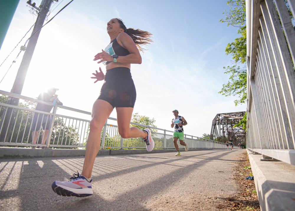 MIKE SUDOMA / WINNIPEG FREE PRESS
Manitoba Marathon half-marathon runners make their way across the Elm Park bridge Sunday.
