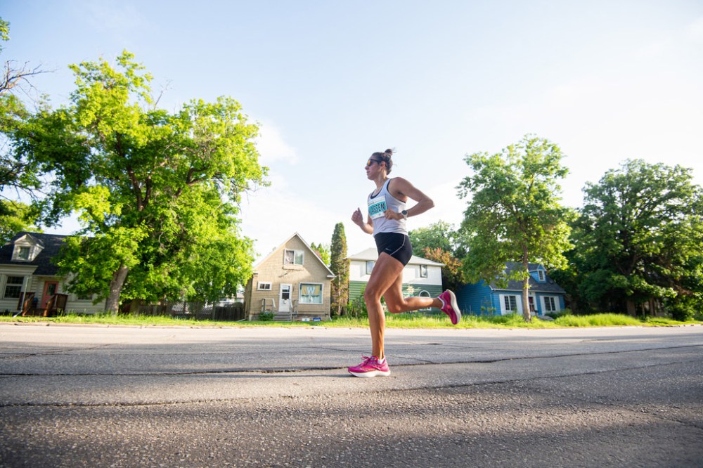 MIKE SUDOMA / WINNIPEG FREE PRESS
A runner makes their way down Jubilee Avenue during the Manitoba Marathon Sunday morning.