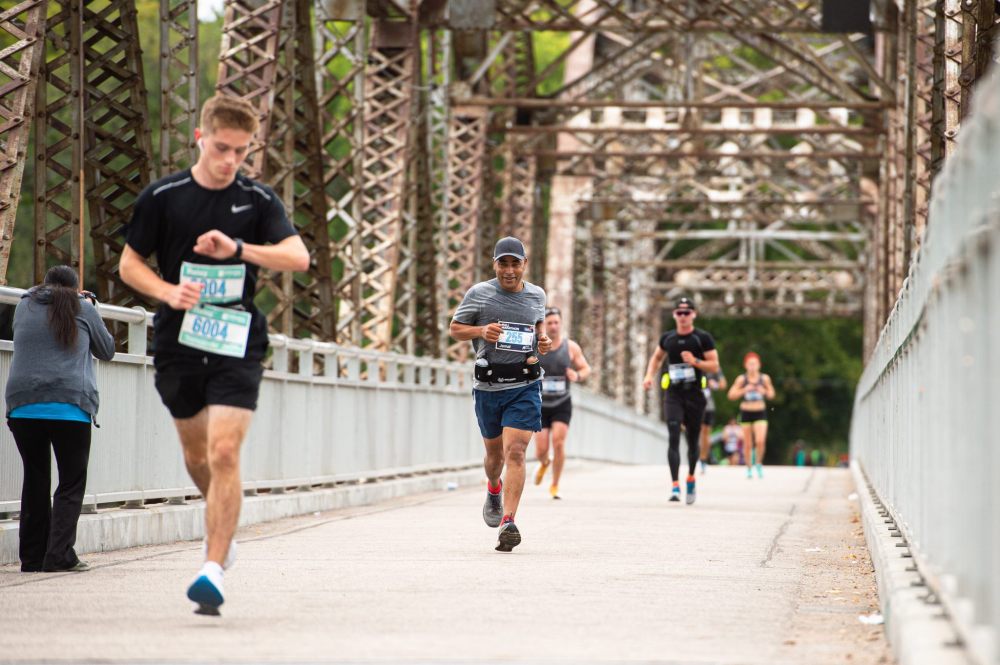 MIKE SUDOMA / Winnipeg Free Press
Marathon runners cross the bridge by the Bridge Drive-In restaurant Sunday morning.