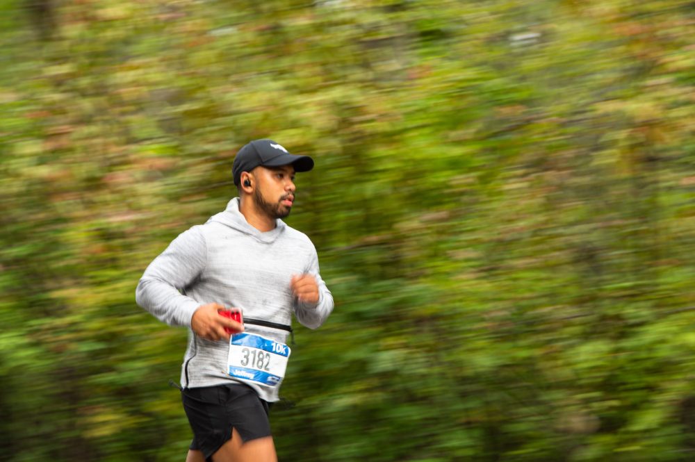 MIKE SUDOMA / Winnipeg Free Press
Jeffrey Rumbaoa makes his way through St. Vital Park on Sunday morning.