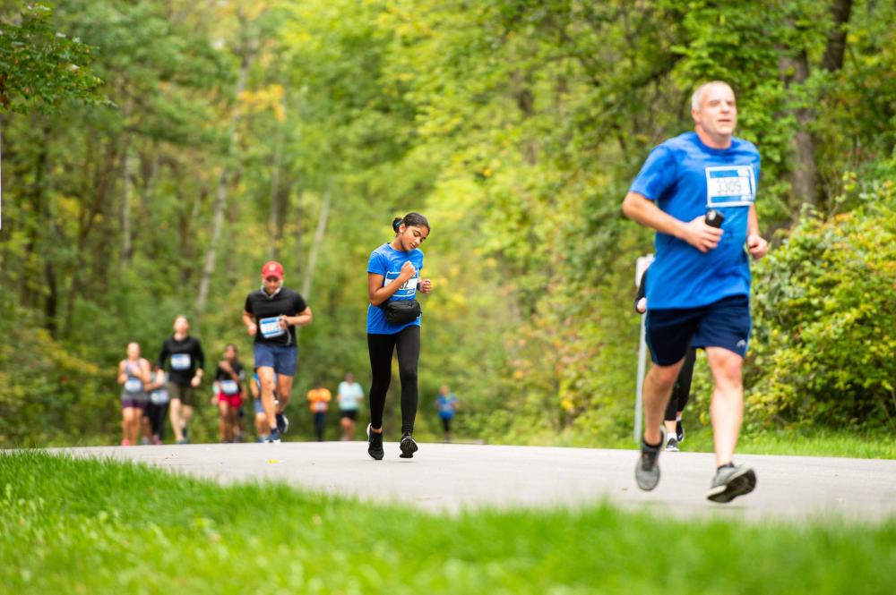 MIKE SUDOMA / Winnipeg Free Press
Manitoba Marathon participants make their way through St. Vital Park on Sunday morning.