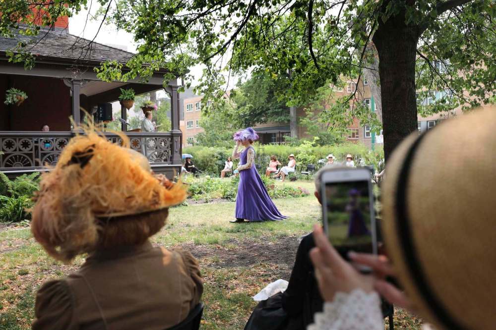 RUTH BONNEVILLE / WINNIPEG FREE PRESS
A volunteer with the Costume Museum of Canada models an early 1900's era dress on the front lawn of Dalnavert museum with some members of the crowd from Living Prairie Museum dressed in similar fashions, Monday.