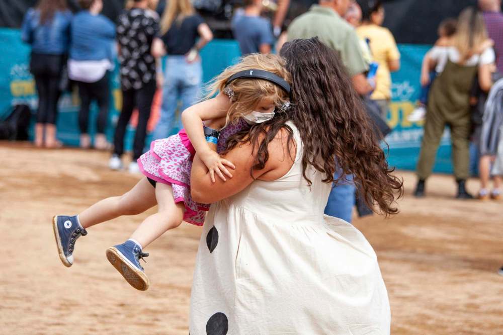 Elizabeth Proskurnik dances with her three-year-old daughter, Rielle. (Daniel Crump / Winnipeg Free Press)