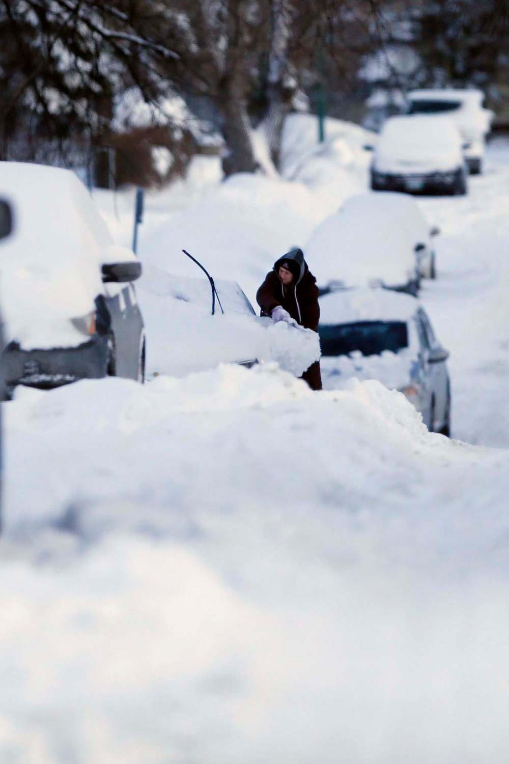 Winnipeggers dig out from Christmas Day snowfall. (John Woods / Winnipeg Free Press files)