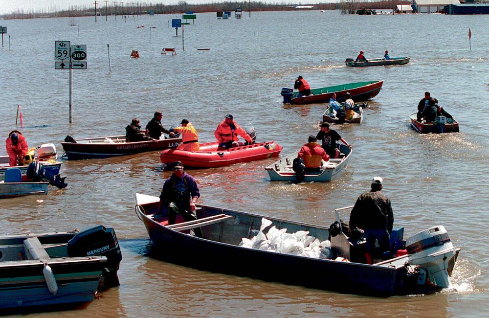 Hundreds of volunteer sandbaggers and boaters respond to Grande Pointe’s plea for help in May 1997. (Ken Gigliotti / Winnipeg Free Press files)