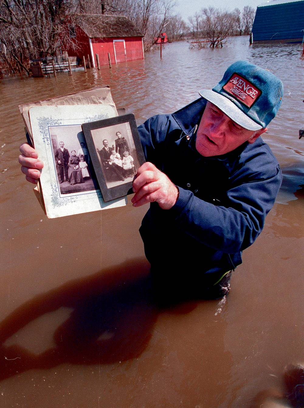 Grande Pointe resident Ed Hallama returned home to find 100-year-old photographs of his grandparents damaged by flood waters. (Joe Bryksa / Winnipeg Free Press files)