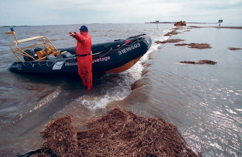 Ken Arnason, a member of the Coast Guard Auxiliary from Gimli, beaches his Zodiac along Highway 330. (Jeff Debooy / Winnipeg Free Press files)