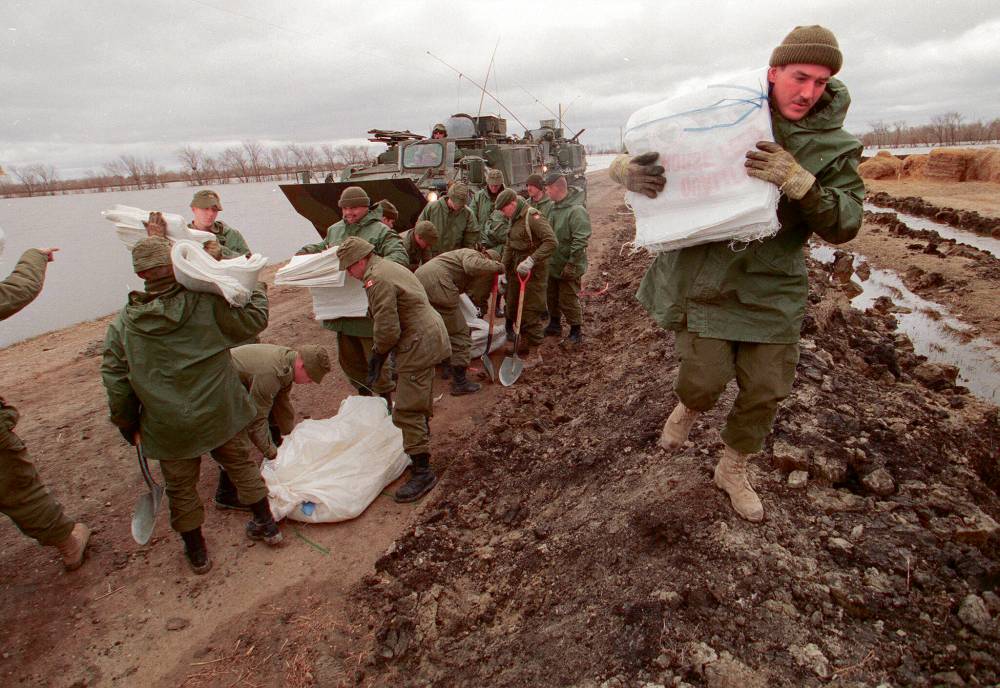 The Canadian Mechanized Brigade of Edmonton was on the scene to help Harry Waldner of La Salle repair his leaking dike. (Joe Bryksa / Winnipeg Free Press files)