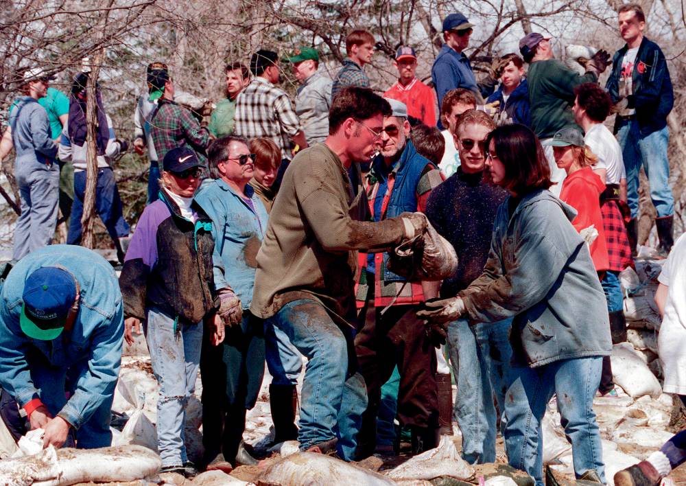Diking homes on Scotia Street became a full-time job for many volunteers. (Ken Gigliotti / Winnipeg Free Press files)