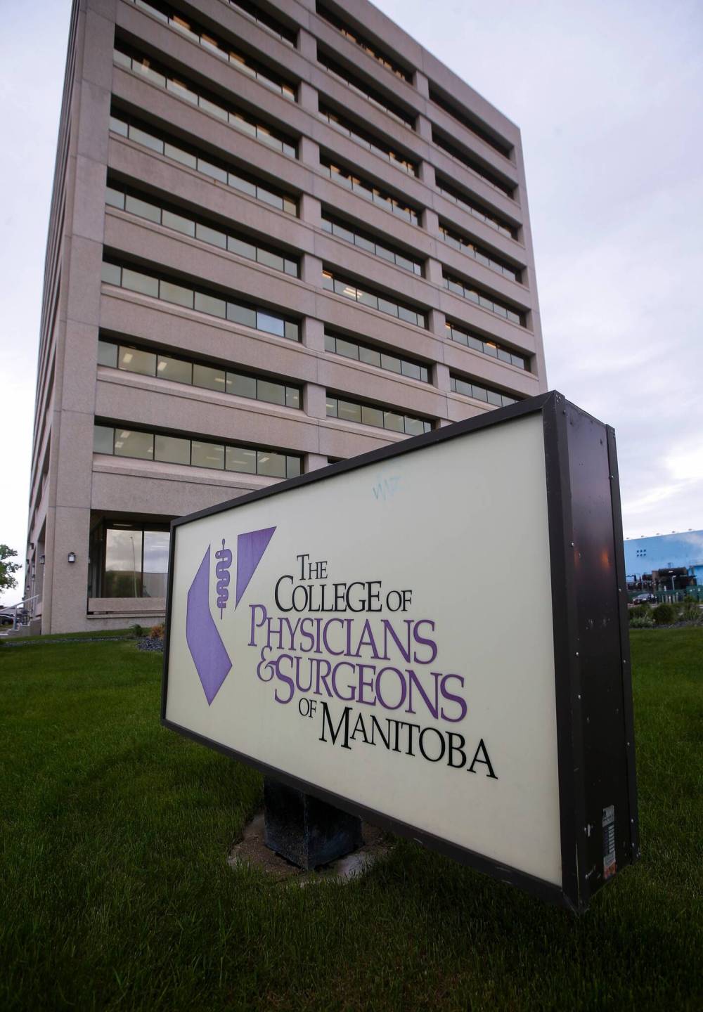 The CPSM said it was not aware Dr. Arcel Bissonnette breached any conditions of the restrictions on his licence. (John Woods / Winnipeg Free Press)