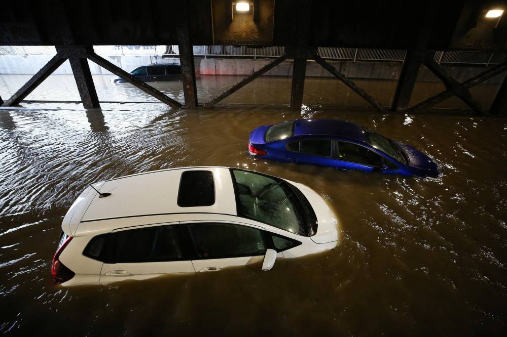 MIKE DEAL / WINNIPEG FREE PRESS
Abandoned vehicles sit at the bottom of the flooded McPhillips Street underpass just north of Logan Avenue Tuesday morning.