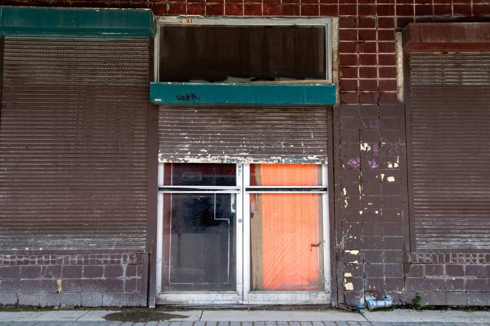 ETHAN CAIRNS / WINNIPEG FREE PRESS
The doors to the historic Palace Theatre remain locked while the owners could not find another use for the building and want to have it demolished.