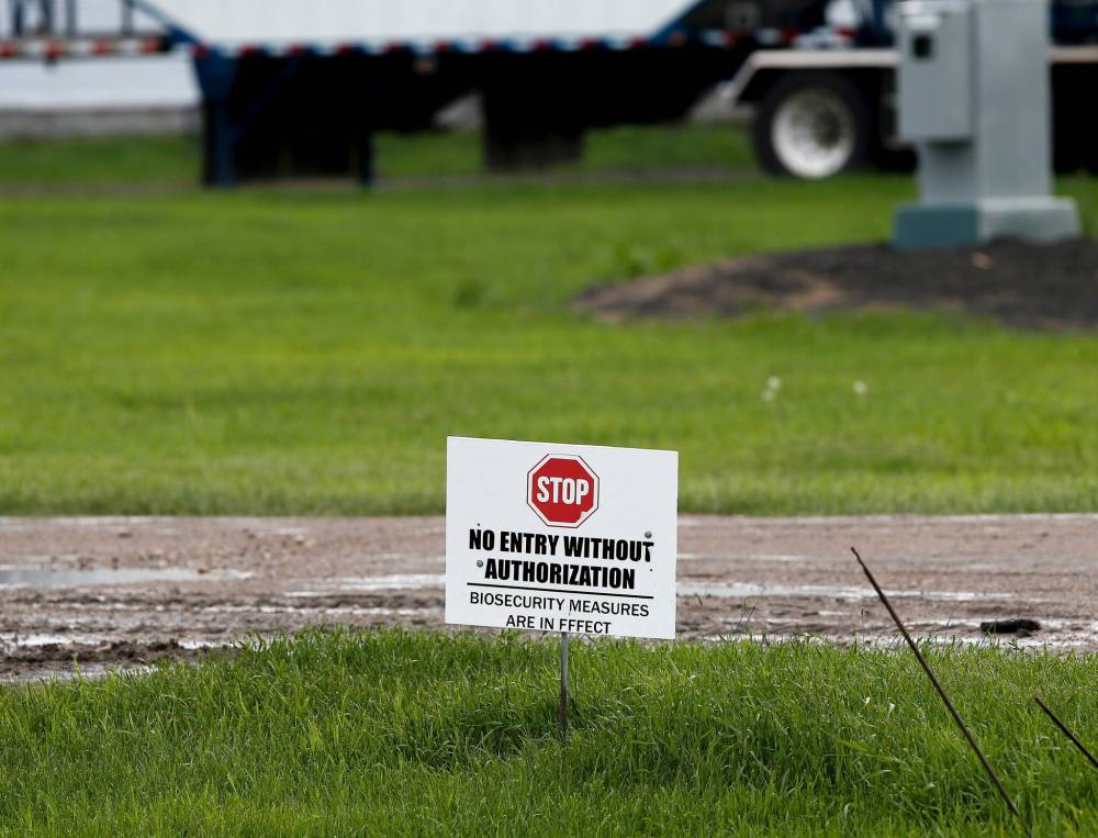 JOHN WOODS / WINNIPEG FREE PRESS
A farm yard just south of Winkler.