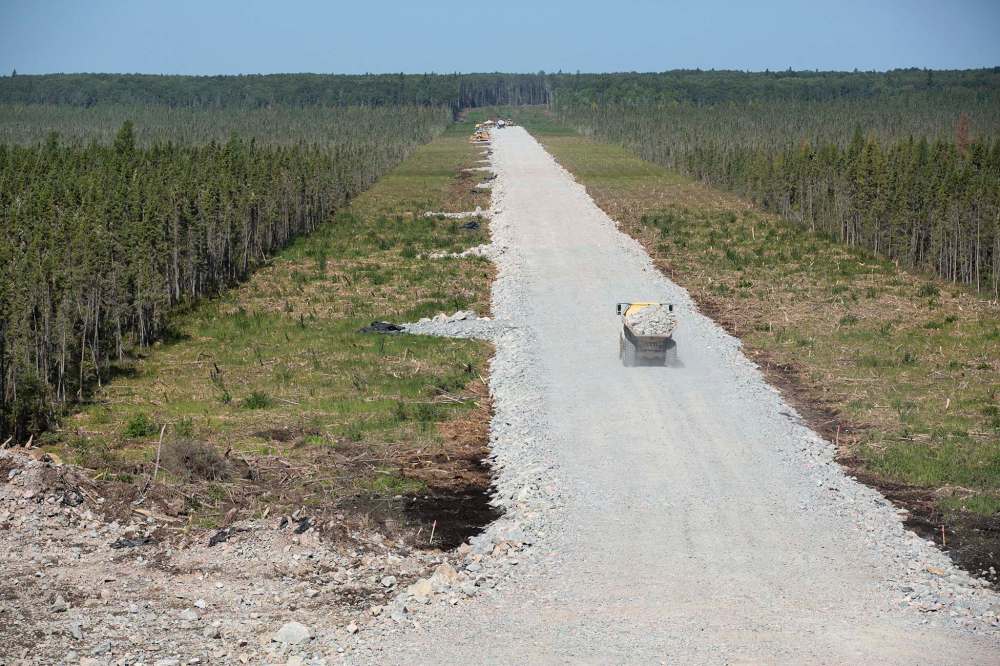 ANDREW RYAN / WINNIPEG FREE PRESS
A forward looking view of Freedom Road from the top of a rock cut approximately 3.5 kilometres from the Trans Canada Highway on July 29, 2018.