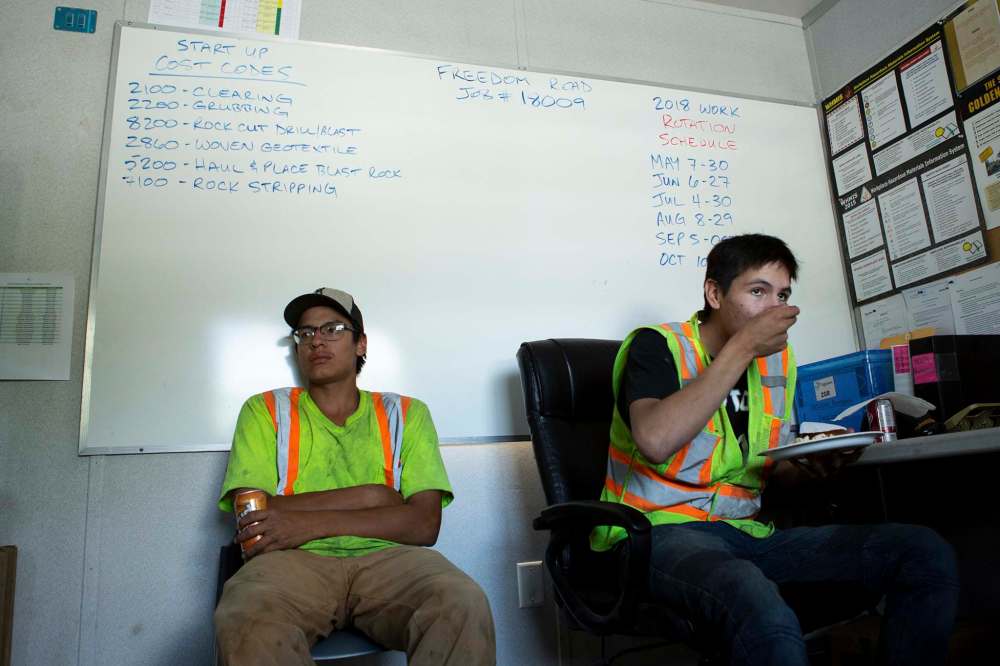 ANDREW RYAN / WINNIPEG FREE PRESS
Aiden Redsky and Fernando Peypompee sit together while enjoying lunch on July 29.