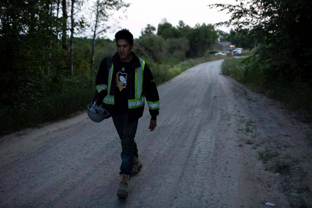 ANDREW RYAN / WINNIPEG FREE PRESS
Fernando Paypompee walks away from his home, just steps away from Freedom Road, on his way to work on the morning of August 26, 2018.
