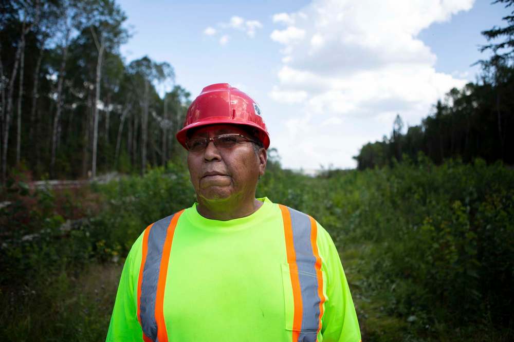 ANDREW RYAN / WINNIPEG FREE PRESS
Daryl Redsky, operations manager and indigenous consultant for Freedom Road, looks down the highway towards his community’s access to the Trans-Canada highway on July 29, 2018.