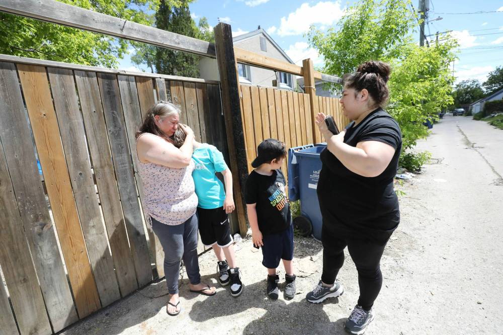 RUTH BONNEVILLE / WINNIPEG FREE PRESS
Jackeline Black, right, who lives in the area, is emotional about the news that Winnipeg Police Service found a newborn infant in a garbage bin in the 400 block of Boyd Avenue.