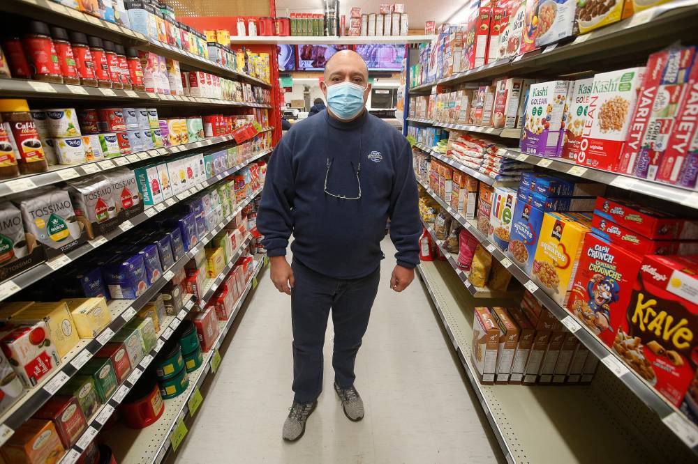 JOHN WOODS / WINNIPEG FREE PRESS FILES
As gas goes up and suppliers raise prices, the cost of everything is passed on to the consumer, says Food Fare owner Munther Zeid.