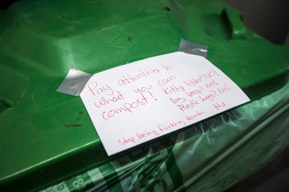 MIKAELA MACKENZIE / WINNIPEG FREE PRESS
A note on a Compost Winnipeg bin at an apartment block in Winnipeg.