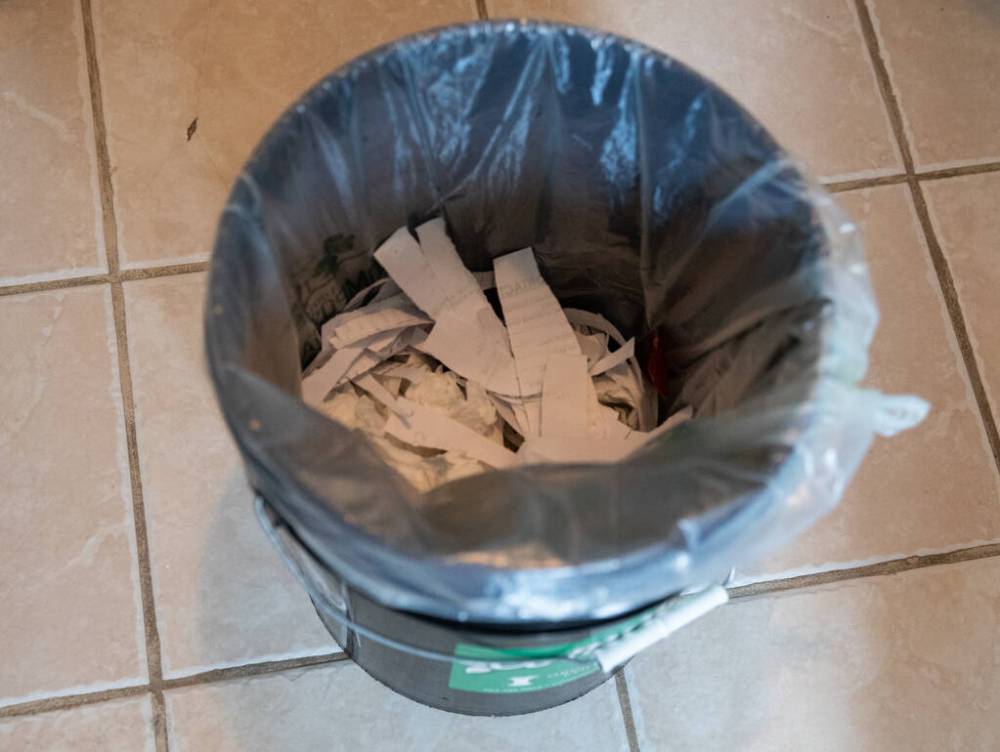 JESSICA LEE / WINNIPEG FREE PRESS
Laura Gow is one of Compost Winnipeg’s longest-standing clients; she signed up for collection in 2017 after moving out of her childhood home.