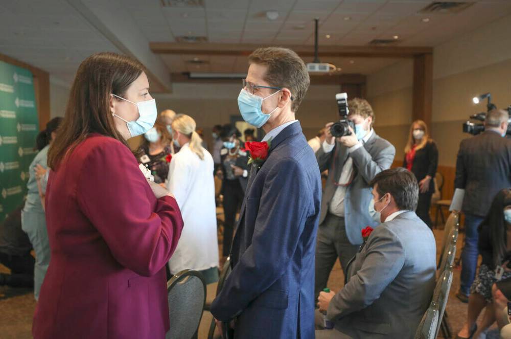RUTH BONNEVILLE / WINNIPEG FREE PRESS
Premier Heather Stefanson chats with Charles Schroeder, a liver transplant patient, at the press conference for the official opening of the Paul Albrechtsen Interventional Radiology Suites at Canada Inns, Health Sciences Centre location, Thursday.