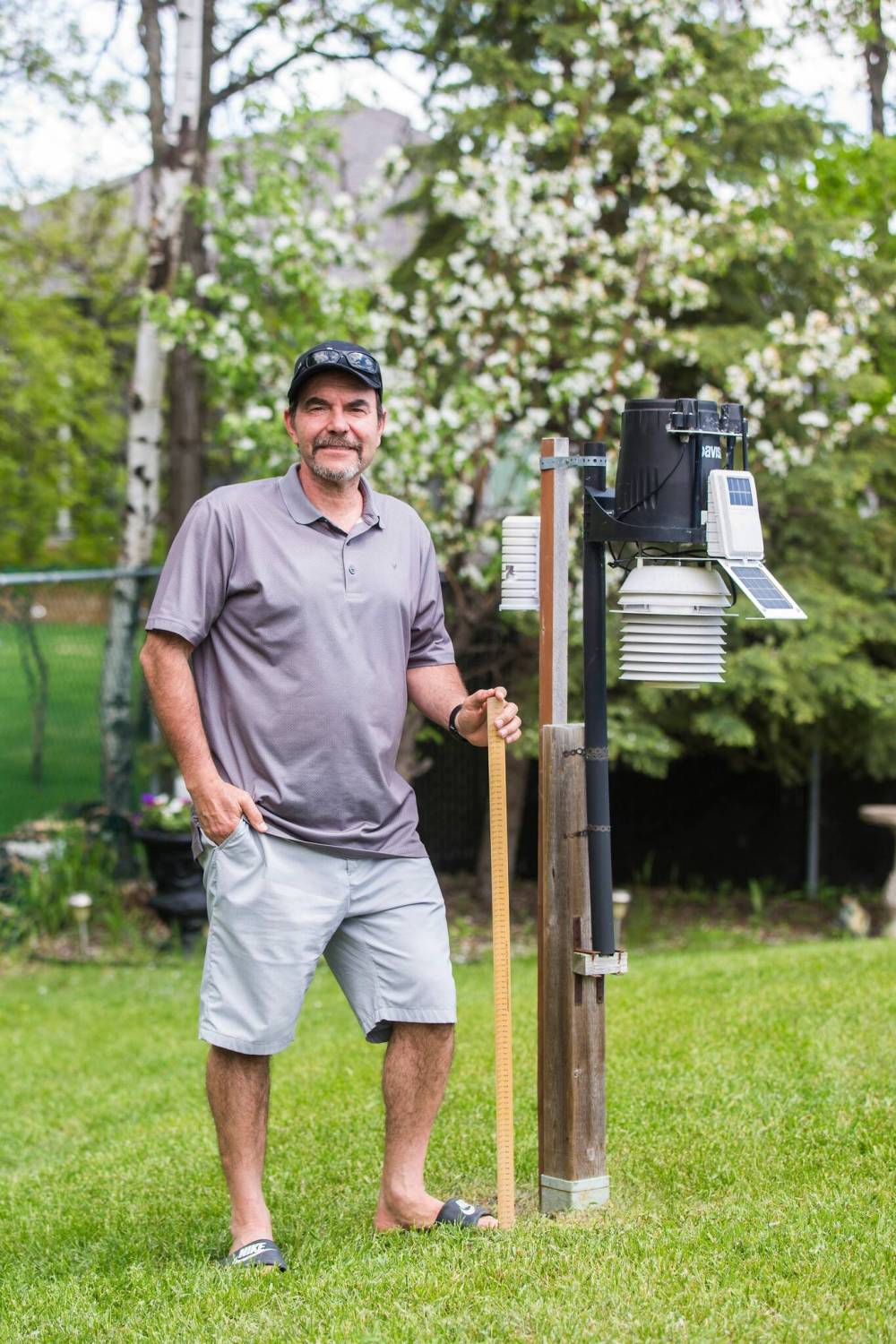 MIKAELA MACKENZIE / WINNIPEG FREE PRESS
Rob Paola ended Rob’s Obs May 31 after 18 years of dutifully recording weather and snowfall conditions from his Charleswood home.