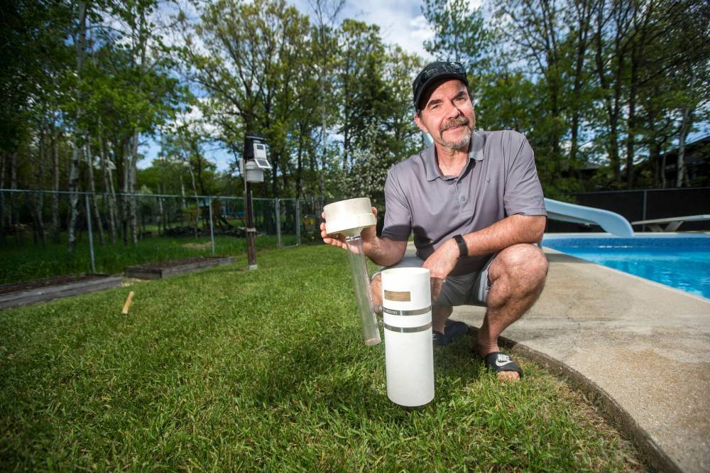 MIKAELA MACKENZIE / WINNIPEG FREE PRESS
Rob Paola wanted to continue to measure snowfall even when Environment Canada didn’t.