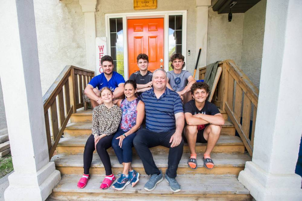 MIKAELA MACKENZIE / WINNIPEG FREE PRESS
Maddux (19, top left), Denton (17), Kasen (15), Brylee (10, bottom left), Keela, Jason, and Crosby (12) Mateychuk pose for a portrait on their front steps in Dominion City.