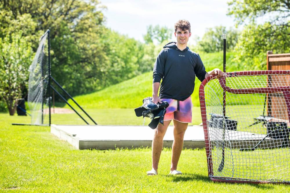 MIKAELA MACKENZIE / WINNIPEG FREE PRESS
Denton Mateychuk at his backyard synthetic ice setup in Dominion City.