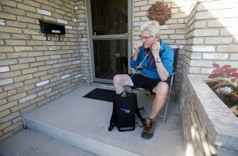 JOHN WOODS / WINNIPEG FREE PRESS
Schmidt readies his oxygen concentrator for a walk in his River East neighbourhood.