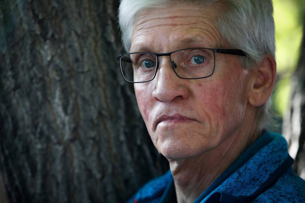 JOHN WOODS / WINNIPEG FREE PRESS
Rick Schmidt is on standby, waiting for a call to head to the airport immediately for a flight to Edmonton, one of two cities where double lung transplants are performed.